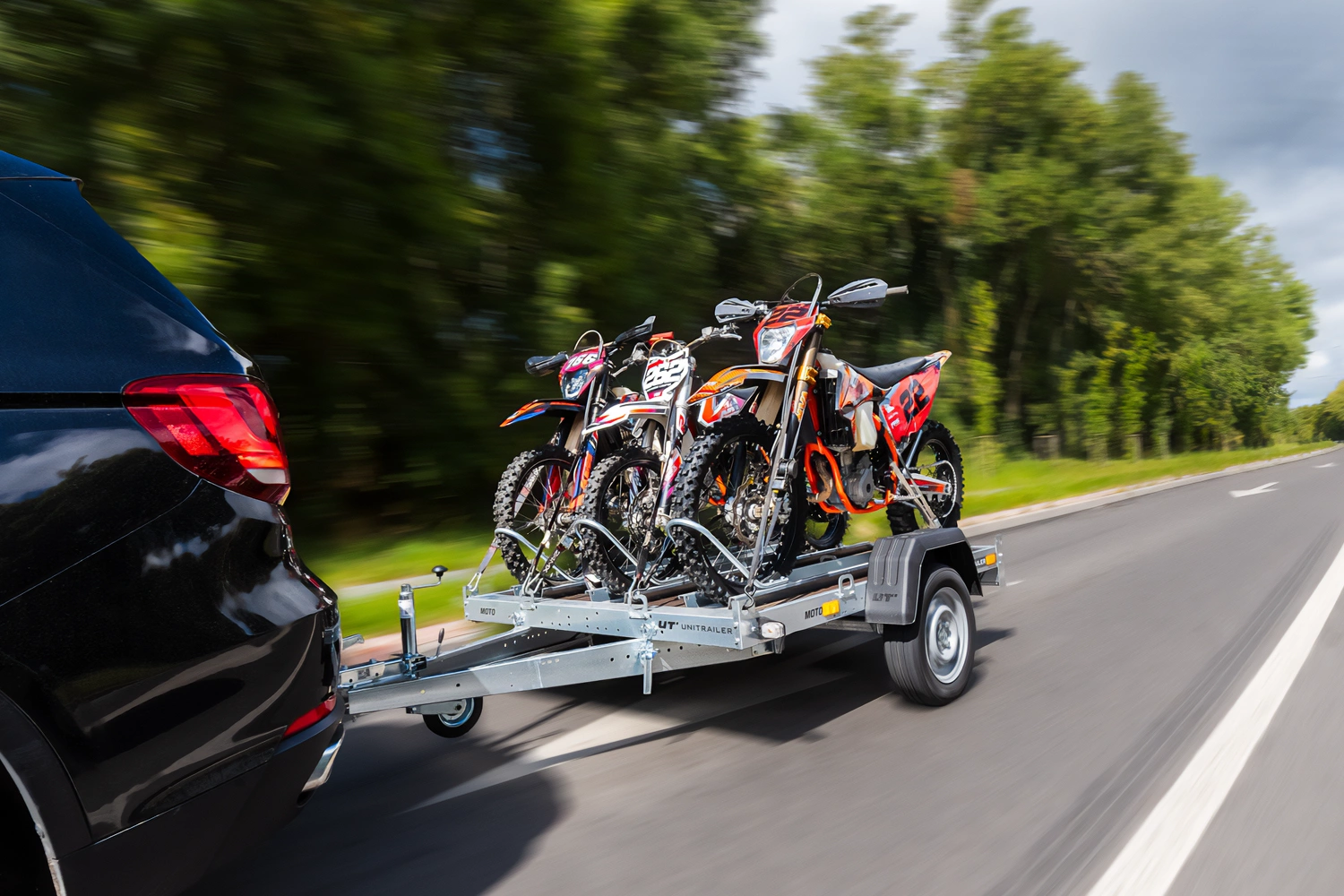 Przyczepa motocyklowa Unitrailer MOTO 3 na 3 motocykle – wynajem Wrocław Rent2Ride